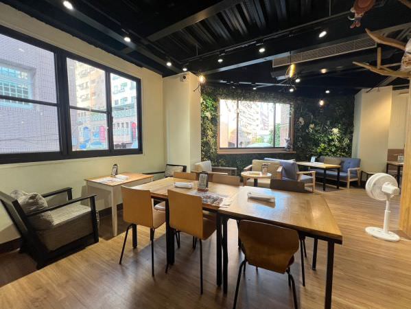 森林小徑健行店用餐環境